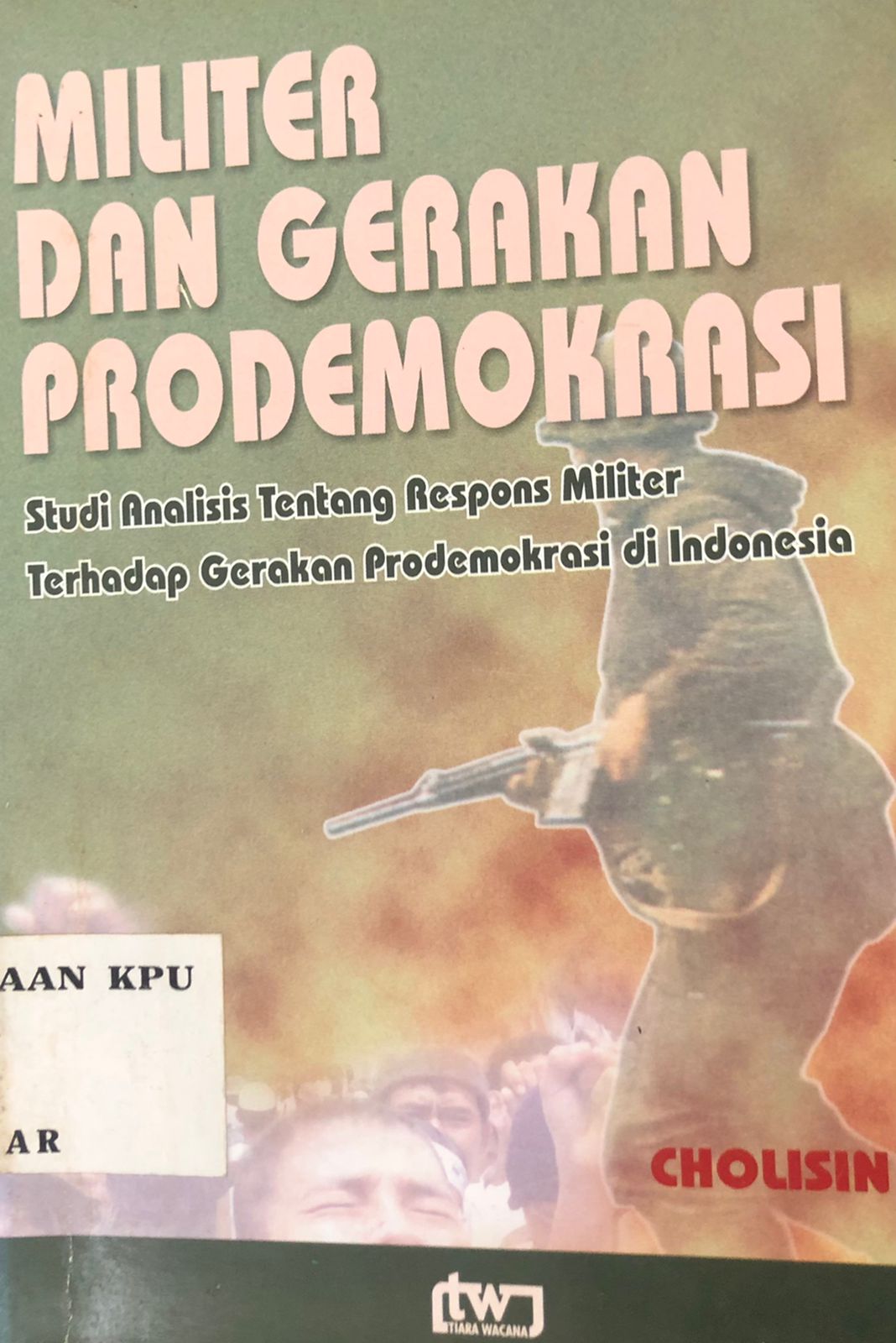 Militer dan Gerakan Prodemokrasi: Studi Analisis Tentang Respons Militer Terhadap Gerakan Prodemoklrasi Di Indonesia